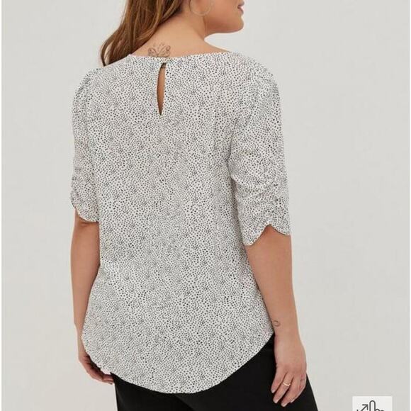 Torrid White & Black Print Crepe Ruched Half Sleeve Blouse Size 4X - Picture 2 of 11